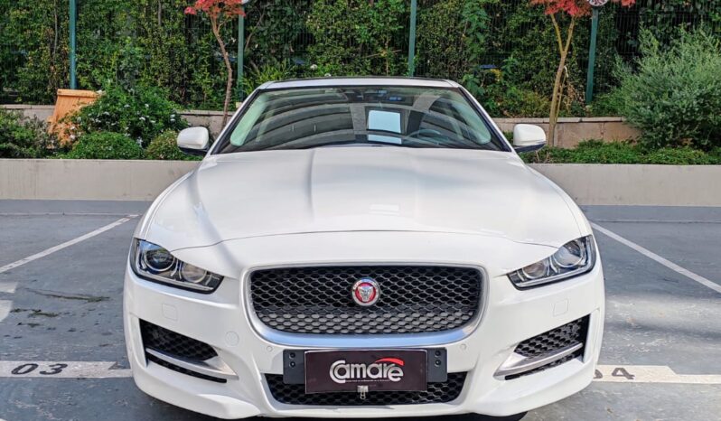 
								Jaguar XE lleno									