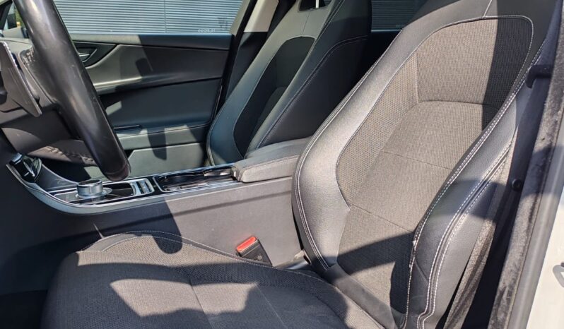
								Jaguar XE lleno									